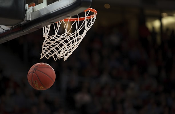 NBA篮球比赛扣篮精彩画面 - 球员在空中完成扣篮动作
