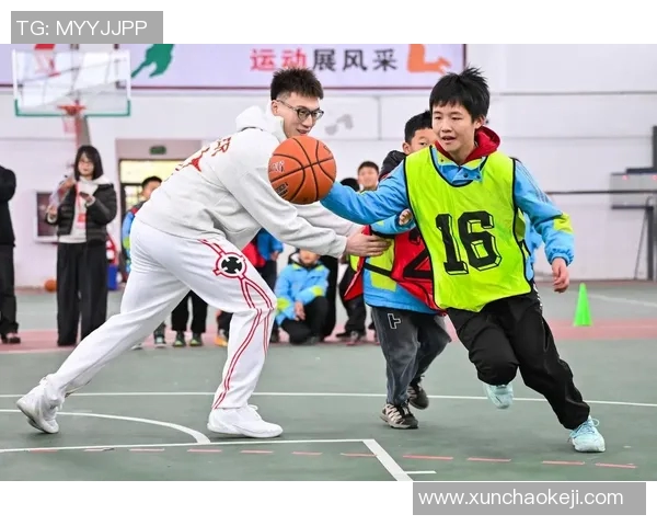 两位篮球爱好者挑战模仿篮球明星精彩瞬间的视频大赛